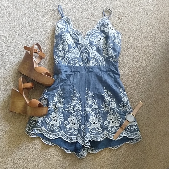 Pants - NWOT Chambray/linen crochet detailing romper short